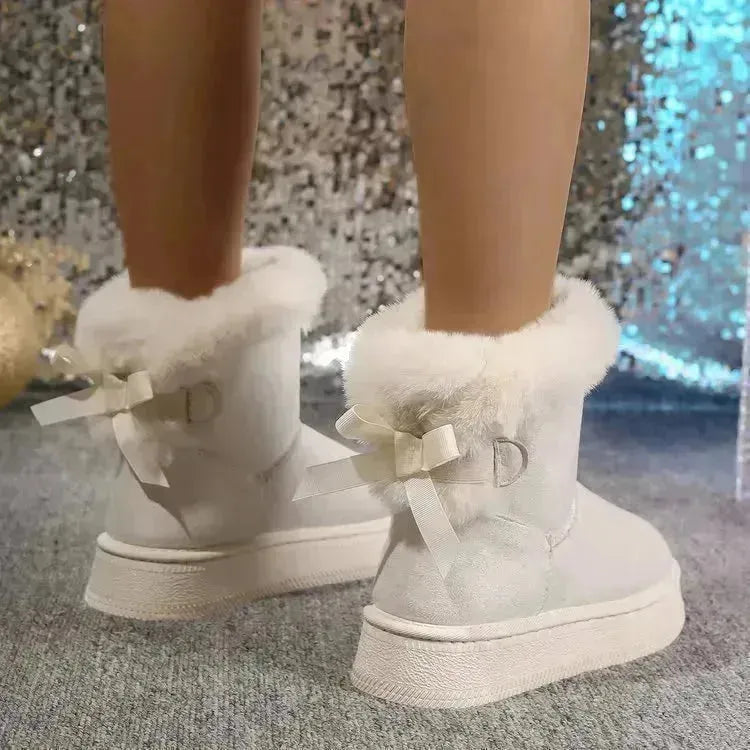 Botas de nieve de invierno con zapatillas de algodón de gamuza plana en espesor de moda de la moda de los pies del dedo del pie para mujeres.