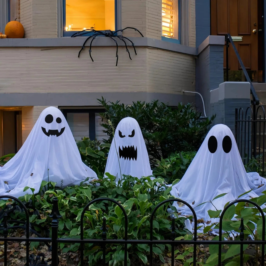 Décorations fantômes d'Halloween dans la cour du porche avant