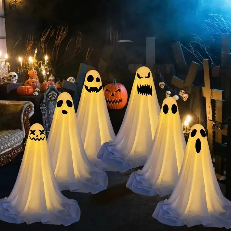 Décorations fantômes d'Halloween dans la cour du porche avant