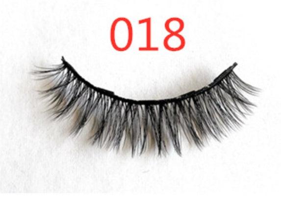 A Pair Of False Eyelashes With Magnets In Fashion - EX-STOCK CANADA