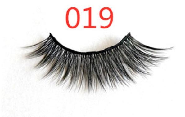 A Pair Of False Eyelashes With Magnets In Fashion - EX-STOCK CANADA