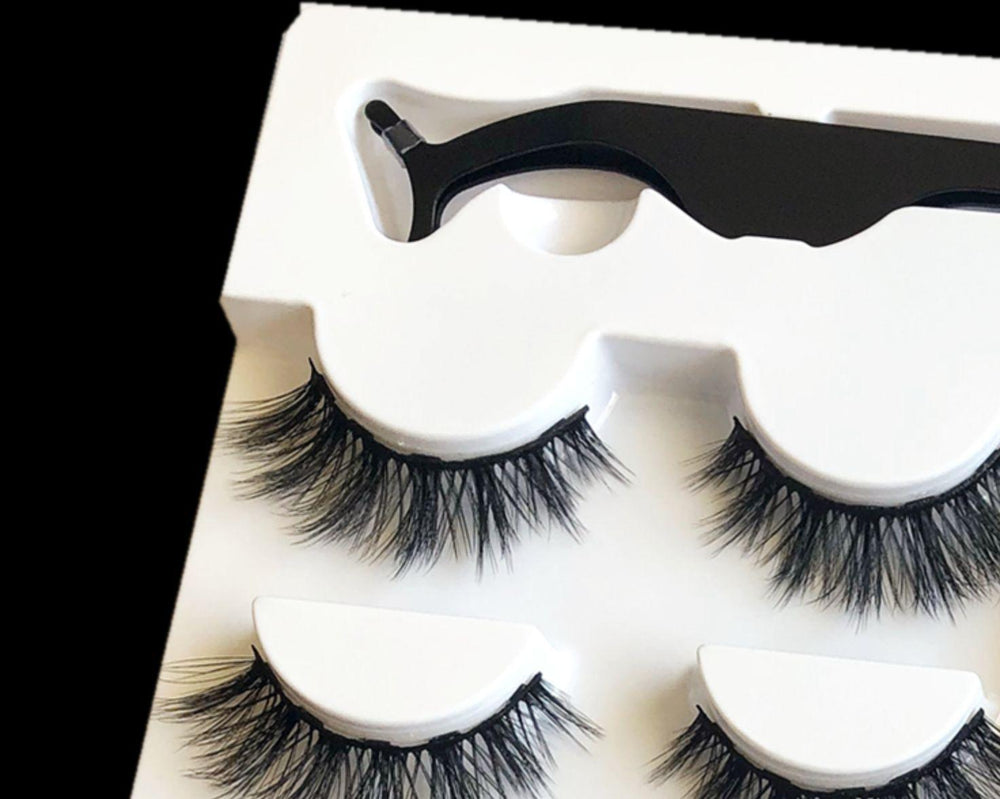 A Pair Of False Eyelashes With Magnets In Fashion - EX-STOCK CANADA