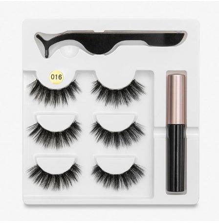 A Pair Of False Eyelashes With Magnets In Fashion - EX-STOCK CANADA