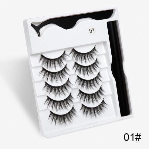 A Pair Of False Eyelashes With Magnets In Fashion - EX-STOCK CANADA