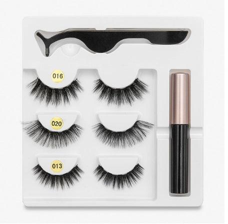 A Pair Of False Eyelashes With Magnets In Fashion - EX-STOCK CANADA