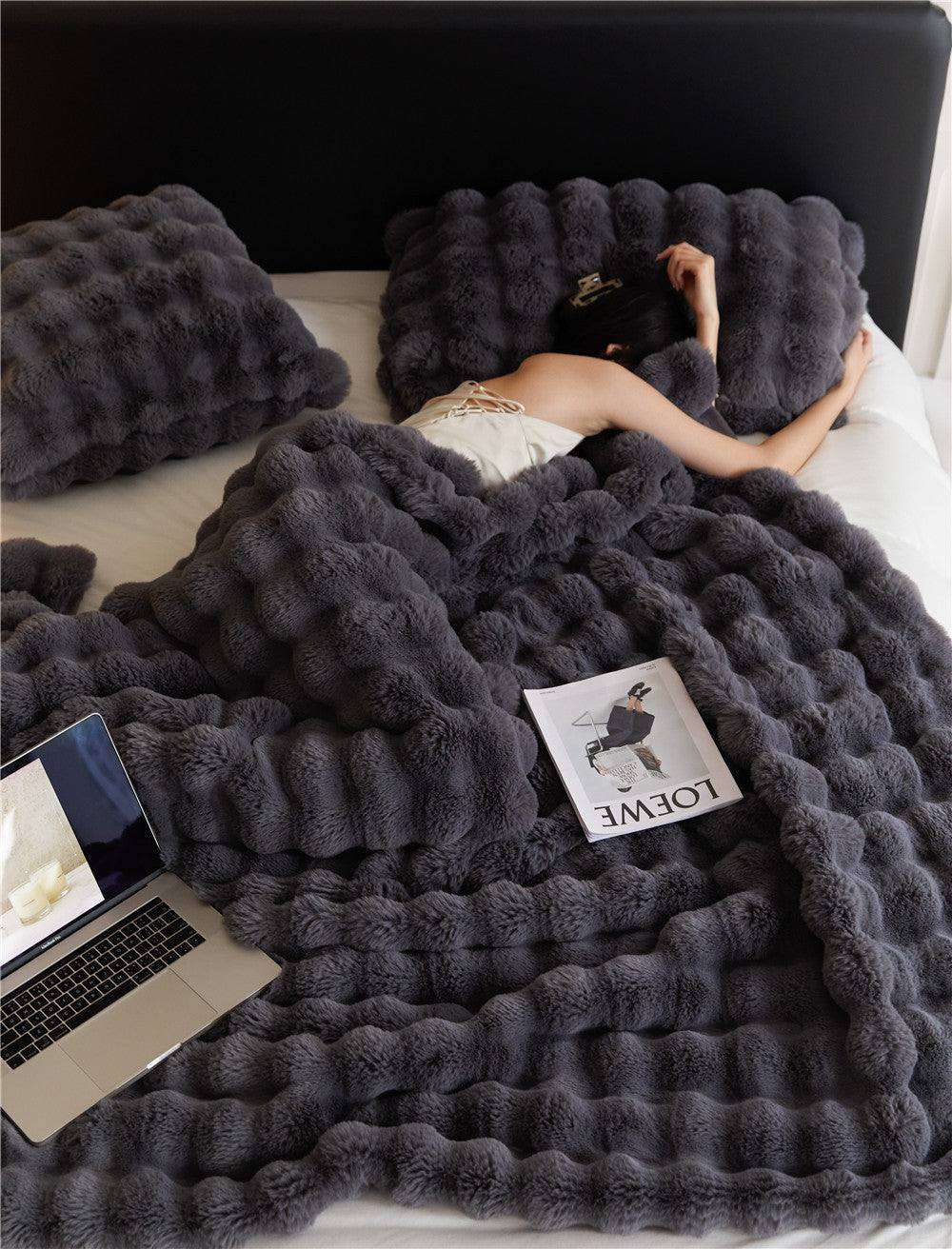 Polyester Carpet Rabbit Bubble Velvet Thickened Nap Quilt Blanket - EX-STOCK CANADA